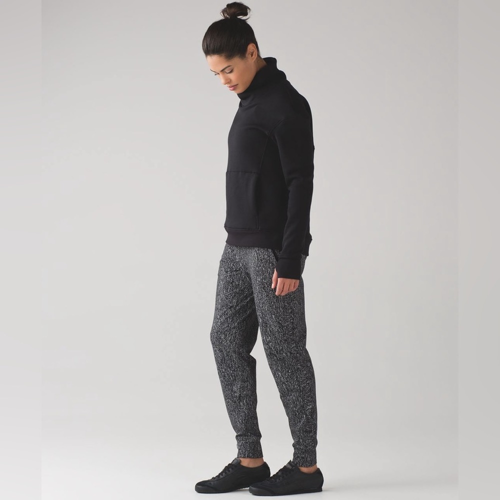 Lululemon Ready To Rulu Pant
Running Luon Suited Jacquard Black White